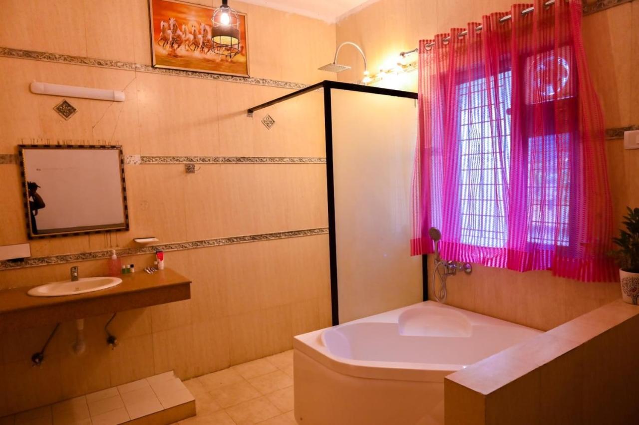 ניו דלהי Hotel Wild Rose מראה חיצוני תמונה